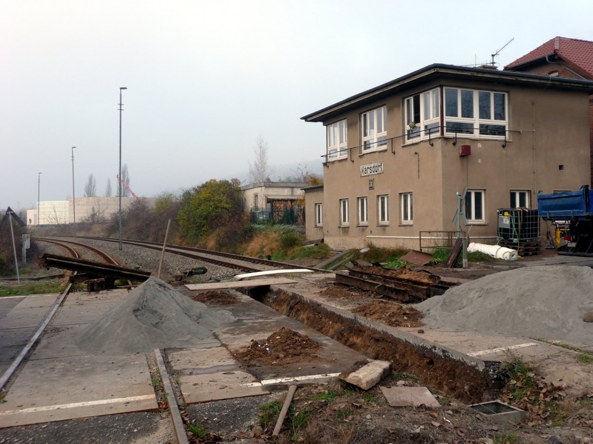 Während der umfangreichen Bauarbeiten an der Unstrutbahn wurde auch neue Sicherungstechnik, wie hier am Stellwerk B3 in Karsdorf, verbaut; 08.11.2011 (Foto: Klaus Pollmächer)