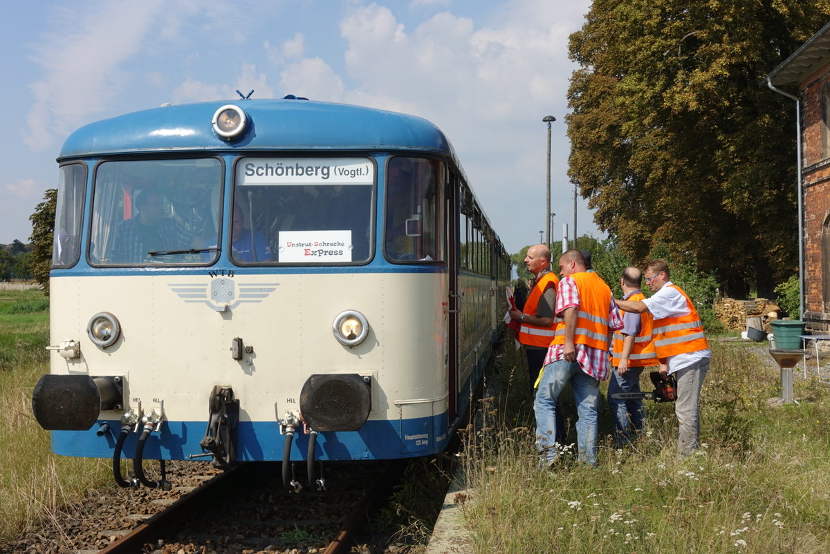 Wisentatalbahn 998 633 + 798 592 + 798 813 als 16.  Unstrut-Schrecke-Express  von Schleiz nach Roleben, am 27.08.2017 beim Halt in Gehofen. (Foto: JKHalle Verkehrsfotografie, Jan Krehl)