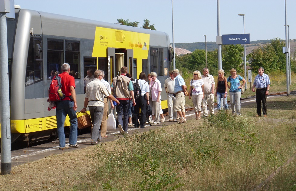 Zahlreiche Reisende nutzen am Winzerfestsamstag, den 07.09.2013 die Mglichkeit mit dem Zug ab Roleben nach Freyburg zu fahren. (Foto: Ingo Heidenreich)