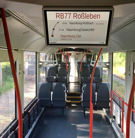 Zugzielanzeiger in einem abellio 1648 Triebwagen, am 26.06.2021 in Naumburg Ost. An diesem Tag fuhren 2 Zugpaare als  Ausflugsexpress nach Roßleben . (Foto: IG Unstrutbahn e.V.)
