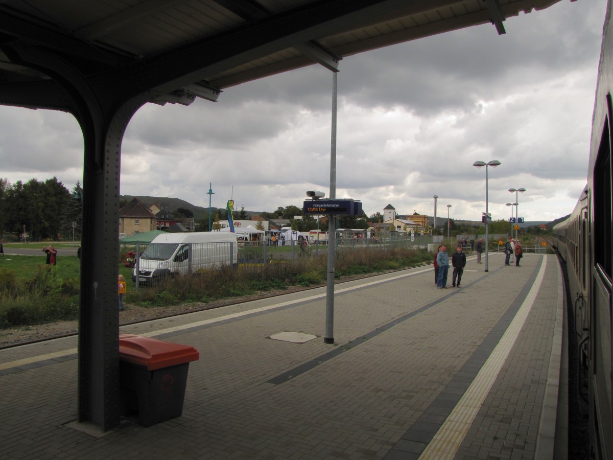 Zum Bahnhofsfest des Finnebahnvereins in Laucha am 27.09.2015 konnte der leere  Rotkppchen-Express II  aus Altenburg ab Freyburg als Sonderzug bis Karsdorf genutzt werden. In den nostalgischen DR-Wagen von DB Regio Thringen wurde bei offenem Fenster Laucha verlassen.