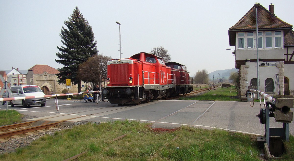 Zum ersten mal waren am 31.03.2014 Loks der Baureihe 212 auf der Unstrutbahn unterweg. 212 310-7 und 212 093-9 von DB Fahrwegdienste unterwegs nach Karsdorf. Gnther Gbel fotografierte die Durchfahrt in Laucha.