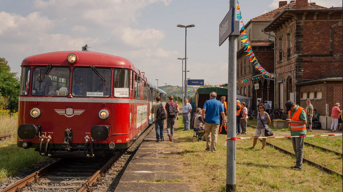 Zum Unstrutbahnfest am 27.08.2017 pendelte der  Unstrut-Schrecke-Express  mehrmals zwischen Roleben und Artern. Hier stehen dazu 798 813 + 798 592 + 998 633 der Wisentatalbahn/DRE abfahrbereit im Bahnhof Roleben. (Foto: Marcel Mehlhorn)
