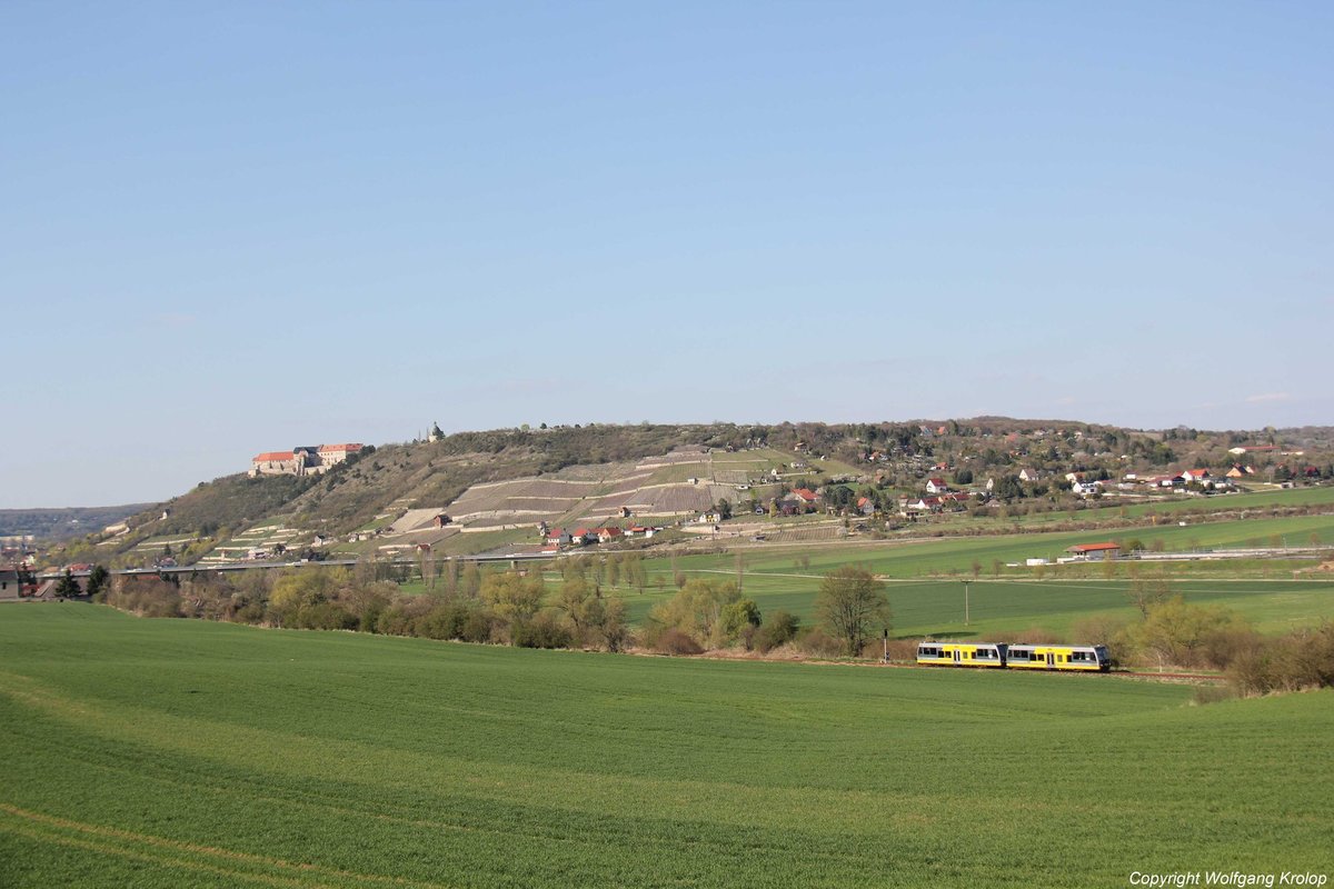 Zwei 672er der Burgenlandbahn als RB von Wangen nach Naumburg Ost, am 19.04.2015 bei Nimitz. (Foto: Wolfgang Krolop)