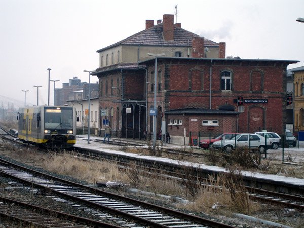 04.02.2006: Triebwagen der Baureihe 672 im Bahnhof Roleben.