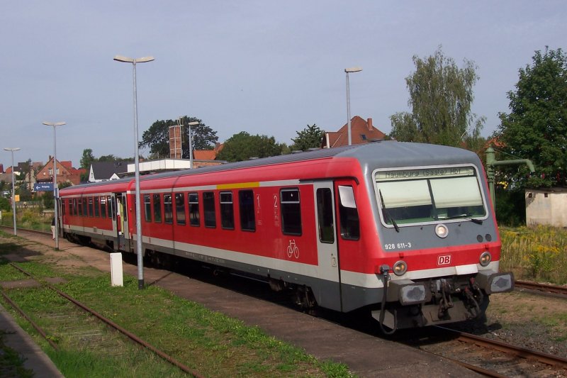 928 611-3 steht am 02.09.2006 abfahrbereit in Roleben in Richtung Naumburg.