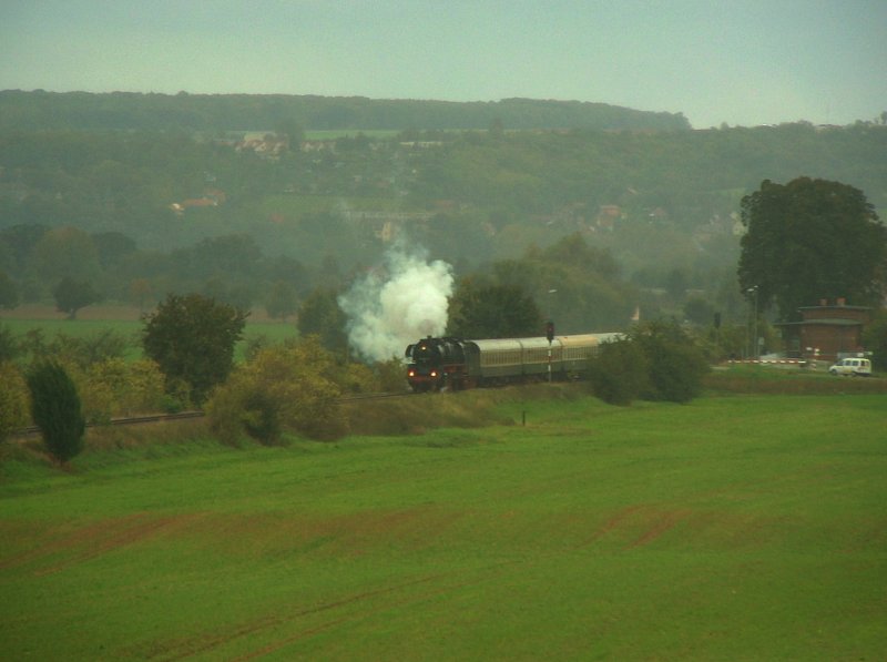 Am 04.10.2009 war die IGE Werrabahn 41 1144-9 mit dem RE 16583  ROTKPPCHEN-EXPRESS  im Unstruttal zu Gast. Die Fahrt ging von Altenburg nach Freyburg, hier bei der Durchfahrt in Kleinjena zu sehen.