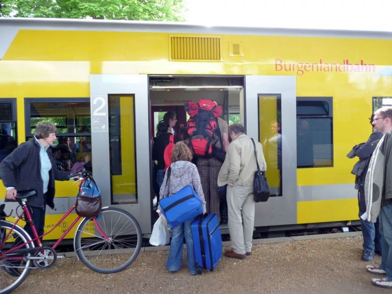 Auch auf der Strecke von Naumburg nach Zeitz nutzen die Fahrgste gern und zahlreich die Triebwagen der Burgenlandbahn, Bf Teuchern; 08.05.2009 (Foto: Ralf Kuke)