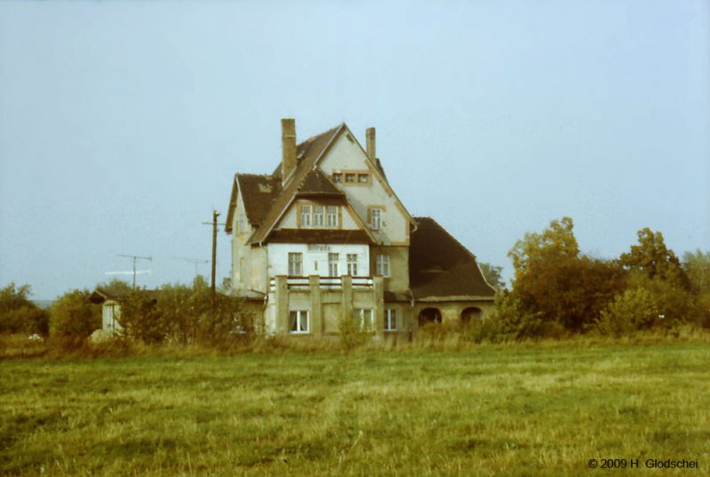 Bahnhofsgebude von Billroda; 1985 (Foto: Heinz Glodschei)