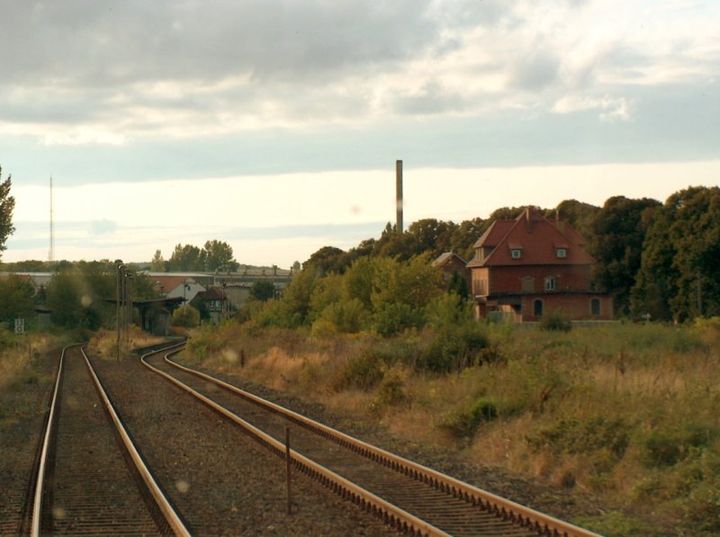 Bahnhofsgelnde in Laucha (Unstrut). Rechts waren frher Gter- und Rangiergleise; 04.09.2008