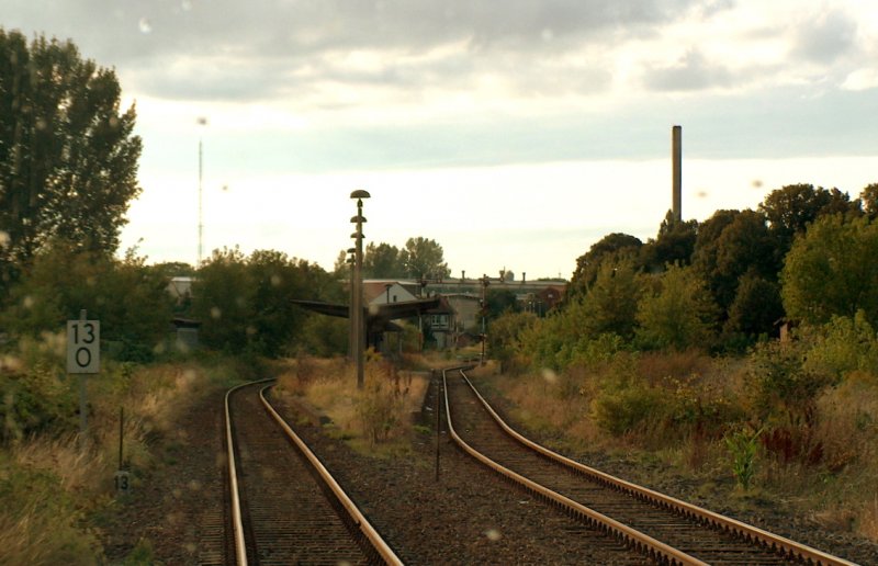 Bahnsteig in Laucha (Unstrut). Rings herum verwuchert das Bahnhofsgelnde leider immer mehr; 04.09.2008