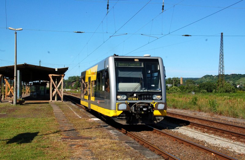 Burgenlandbahn 672 902-4  Rotkppchen Sekt  als RB nach Naumburg (S) Ost, bei der Ausfahrt in Naumburg (S) Hbf; 13.06.2009 (Foto: Martin Schneider)