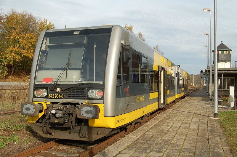 Burgenlandbahn 672 904-0  Happy Corax  + 672 910-7  Stadt Weienfels  als RB 25968 aus Naumburg (S) Ost im Bf Nebra; 26.10.2008 (Foto: Stefan Mller)