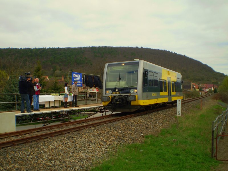 Burgenlandbahn 672 911-5  Stadt Roleben  erreicht als erster Zug am 09.04.2009 den durch die DRE und uns neu gebauten Hp Wangen unterhalb der Arche Nebra. Ein groes Dankeschn an alle die beim Bau beteiligt waren. (Foto: Christian Kirchner)