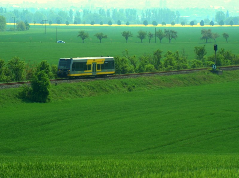 Burgenlandbahn 672 916-4  Burgenlandkreis  als RB 25976 von Naumburg (Saale) Ost nach Wangen (Unstrut), bei Kleinjena; 01.05.2009 