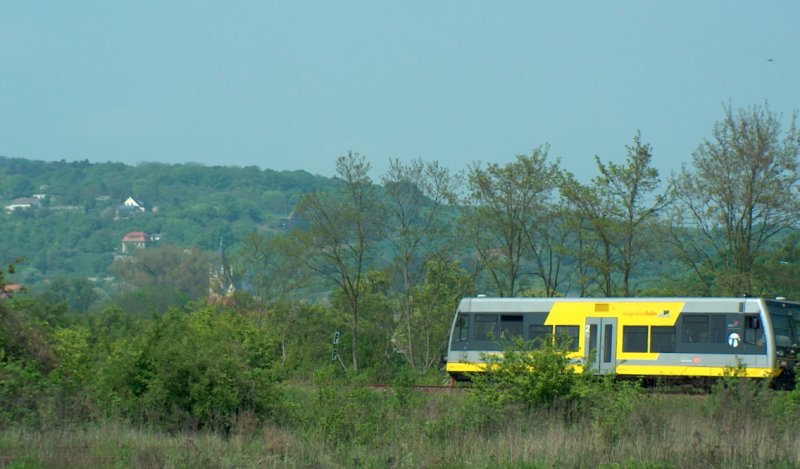 Burgenlandbahn 672 918-0  Finnebahn  als RB 25977 von Wangen (Unstrut) nach Naumburg (Saale) Ost, zwischen Robach und Naumburg; 01.05.2009