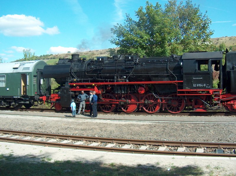Das Lokpersonal vom Eisenbahnmuseum Bayrischer Bahnhof zu Leipzig e.V. mit der EMBB 52 8154-8 whrend der Abstellung am 12.09.2009 im Bf Karsdorf.