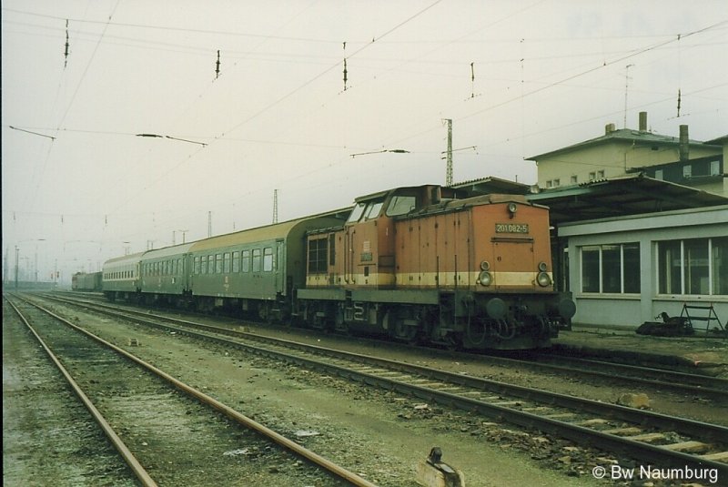 DB 201 082-5 mit einem Personenzug nach Artern auf Gleis 5 in Naumburg (S) Hbf; 10.12.1994 (Foto: Jrg Berthold)