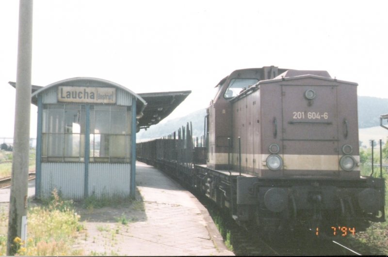 DB 201 604-6 mit einem Gterzug im Bf Laucha (Unstrut); 01.07.1994 (Foto: Gnther Gbel)