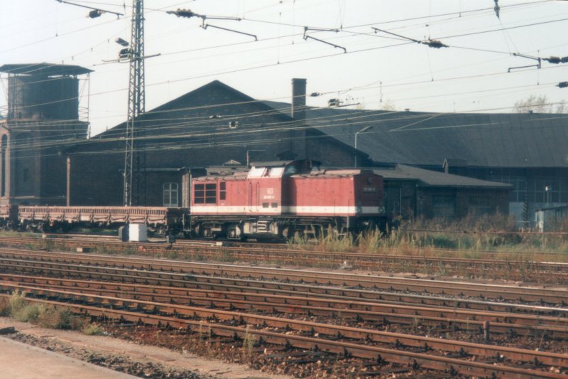 DB 201 867-9 mit einem Nahgterzug aus Karsdorf bei der Einfahrt in Naumburg (Saale) Hbf. Im Hintergrund erkennt man das ehemalige Bw; September 1995 (Foto: Mario Fliege)