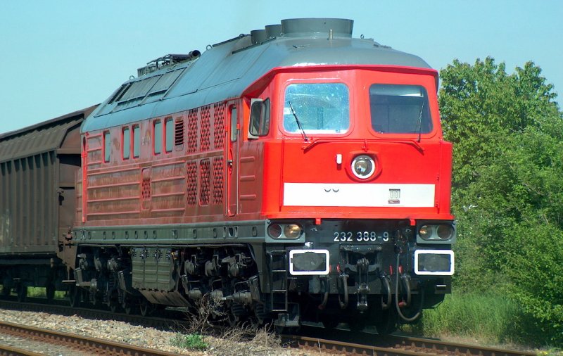 DB 232 388-9 wartet am 12.05.2008 mit einem Gterzug von Karsdorf nach Stettin Hafen im Bahnhof Laucha die Kreuzung der RB aus Naumburg ab.