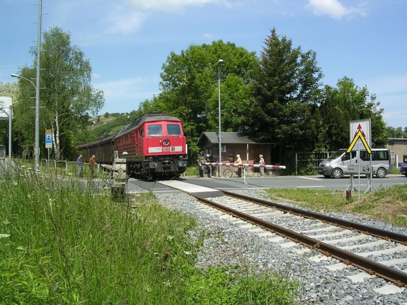 DB 232 556-3 durchfhrt Freyburg mit einem der ersten Zementzge der  Neuzeit , am 08.06.2006 in Richtung Naumburg.