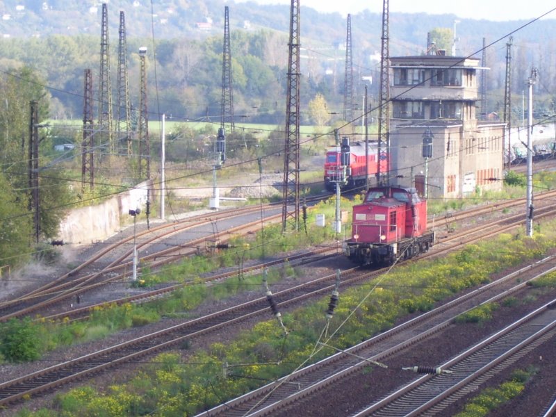 DB 298 324-5 als Tfzf Richtung Grokorbetha in Naumburg Hbf. Hinter dem  Stellwerk  versteckt  sich MEG 315, die mit einem leeren Zementzug nach Karsdorf auf die Ausfahrt wartet; 07.10.2007