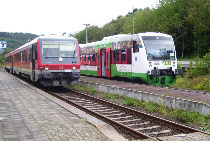 DB 628 601-7 als RB 26985 nach Naumburg Hbf und EB VT 009 als Sonderzug aus Erfurt Hbf, am 08.09.2007 in Nebra. Wegen dem Freyburger Winzerfest organisierte die IG Untstrutbahn e.V. die Sonderfahrt ber den nicht mehr regelmig befahrenen Streckenabschnitt (Artern - Nebra) der Unstrutbahn. 