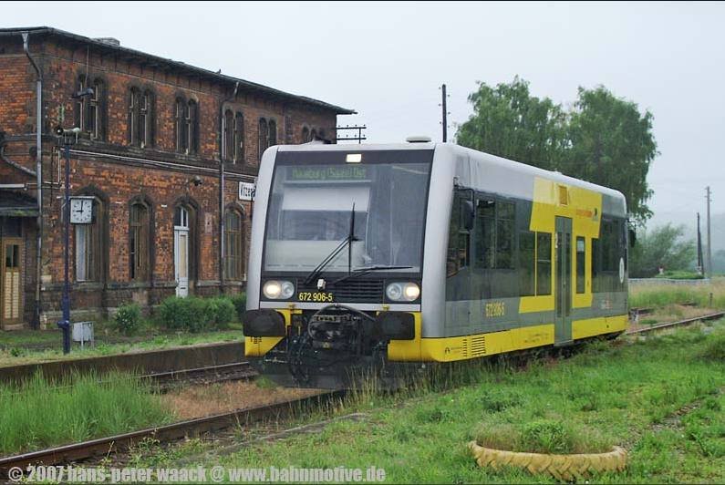 DB Burgenlandbahn 672 906-5  Kaiser Otto  als RB von Nebra nach Naumburg (Saale) Ost im Bf Vitzenburg; 03.06.2007 (Foto: Hans-Peter Waack, bahnmotive.de)