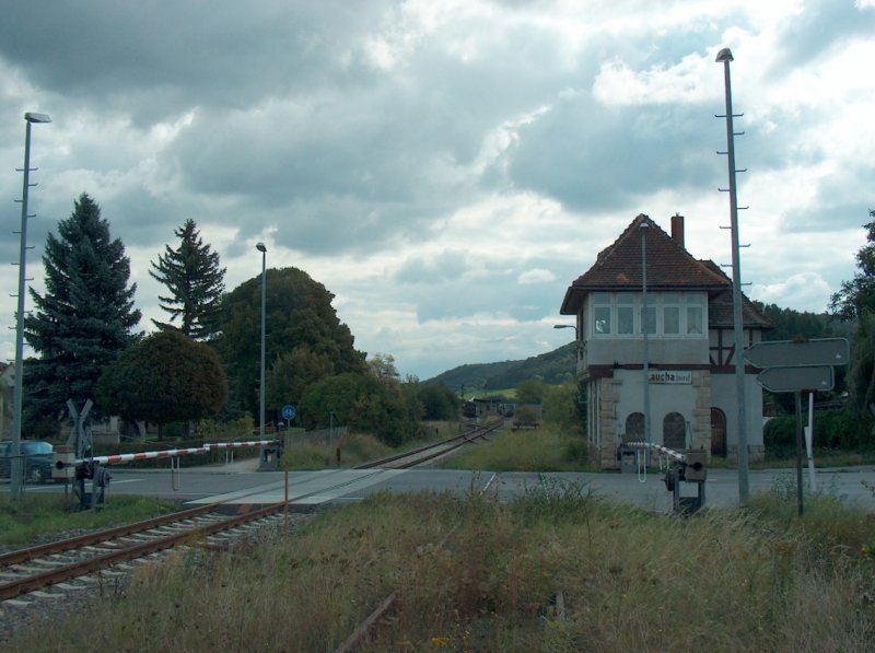 Der Bahnbergang der B176 und das Stellwerk Lw in Laucha; 14.09.2008