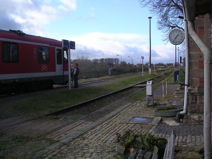 Der Fahrdienstleiters im Bf Gehofen im Gesprch mit einem Tf der Burgenlandbahn; November 2006 (Foto: Thomas Menzel)