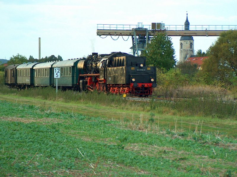 Der Leersonderzug auf der abendlichen Rckfahrt nach Freyburg und weiter nach Blankenburg, bei der Ausfahrt in Laucha (Unstrut); 12.09.2009