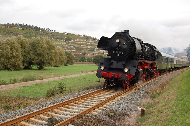 Die 41 1144-9 mit dem Lr 74611 am 25.10.2009 auf der Fahrt zur Abstellung nach Karsdorf zwischen Freyburg und Balgstdt. (Foto: dampflok015)