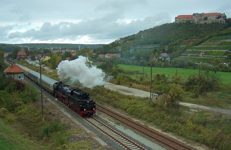 Die Ausfahrt des Leerzuges in Freyburg, zum abstellen nach Naumburg. Die Eisenacher 41 1144-9 fhrt dann weiter als Drehfahrt nach Camburg und zum Wasser nehmen nach Groheringen; 04.10.2009