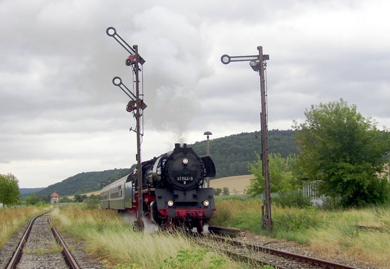 Die Eisenacher 41 1144-9 mit Leerzug zum abstellen in Karsdorf, nach dem Kreuzungshalt in Laucha am 28.07.2007. (Foto: Klaus Pollmcher)