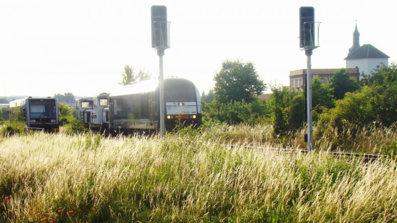 Die HGB ER 20-005 berfhrte am 27.06.2008 die ELP 5040.01-9 und die EL 5040.02-7 von Karsdorf fr Tunnelarbeiten bei MNO Vervat nach Holland. Hier zu sehen beim Kreuzungshalt in Laucha. (Foto: Gnther Gbel)