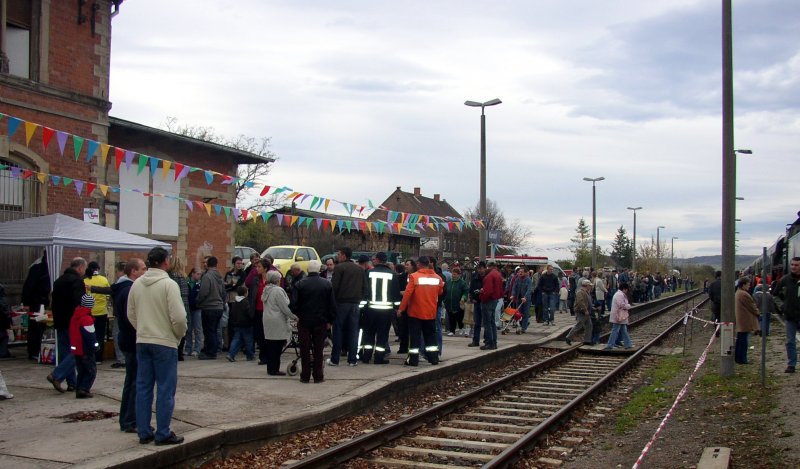 Die IG Unstrutbahn e.V. hat mit ihrem 3. Dampflokfest in Karsdorf hunderte Gste aus Nah und Fern angelockt; 26.10.2008