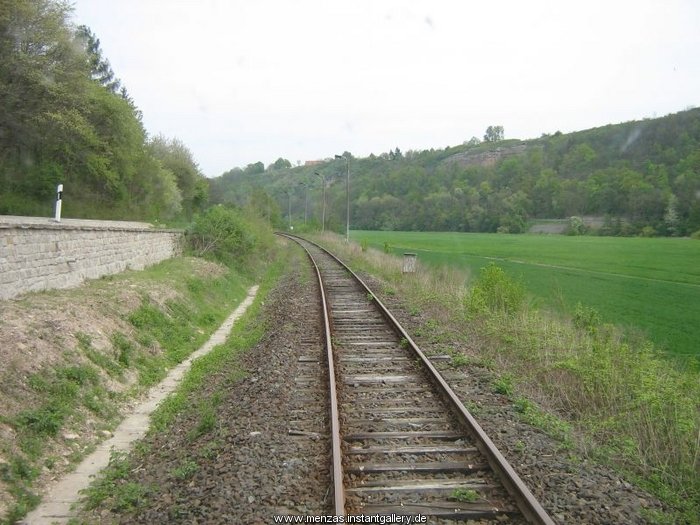 Die Unstrutbahn kurz vor dem Bf Nebra, aus Richtung Roleben; 26.04.2009 (Foto: Thomas Menzel)
