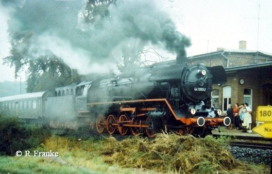 DR 44 1093-2 mit dem Geburtstagssonderzug auf dem Weg nach Artern beim Halt in Kleinjena; 01.10.1989 (Foto: Roberto Franke)