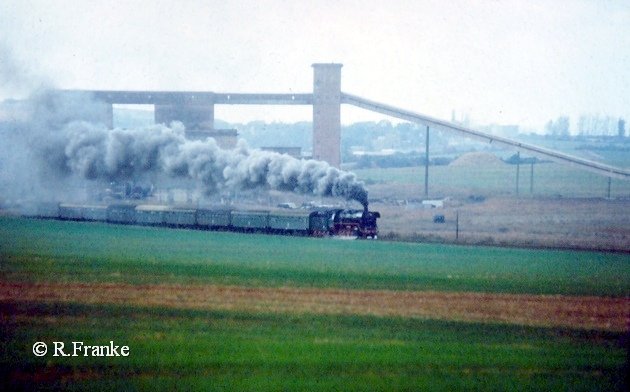 DR 44 1093-2 mit dem Sonderzug zum 100. Geburtstag der Unstrutbahn, am 01.10.1989 bei Roleben auf der Rckfahrt von Artern nach Naumburg Hbf. (Foto: Roberto Franke) 