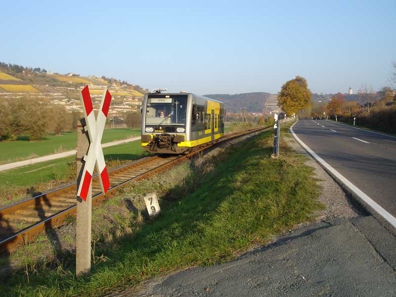 Ein Triebwagen der Burgenlandbahn als RB von Naumburg Hbf nach Artern, im Herbst 2006 bei Balgstdt.