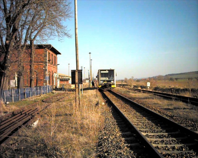 Ein Triebwagen der Burgenlandbahn im Bahnhof Gehofen im Frhjahr 2005.