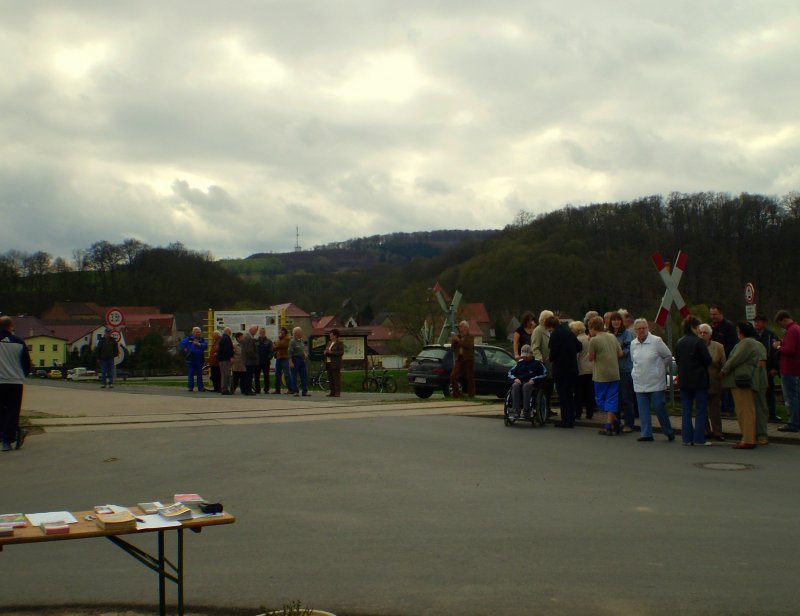 Einwohner und Besucher warten auf die Ankunft des ersten Zuges in Wangen; 09.04.2009 (Foto: Christian Kirchner)