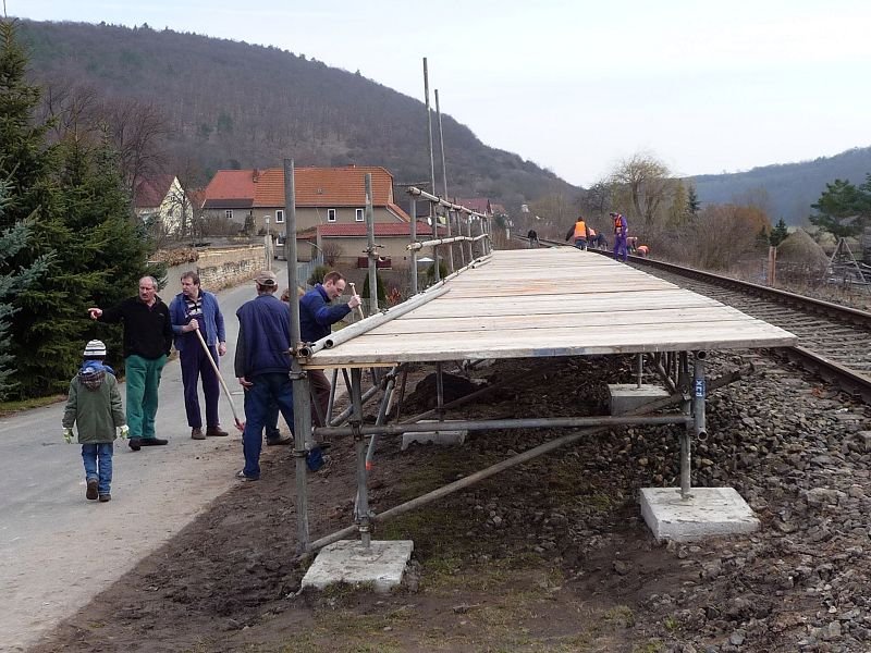 Fleiige Helfer im Einsatz beim Bau des Behelfsbahnsteigs in Wangen; 14.03.2009 (Foto: Ralf Kuke)