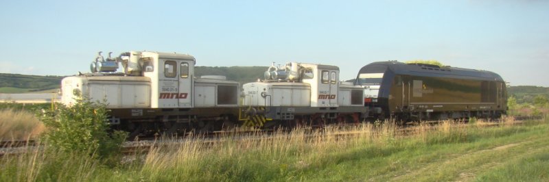 HGB ER 20-005 mit den beiden Jung-Loks am 27.06.2008 bei der Ausfahrt in Laucha. Die beiden C-Kuppler wurden von ELP Services in Karsdorf mit einer Abgasfilteranlage ausgerstet und an die hollndische Firma MNO Vervat vermietet.(Foto: Gnther Gbel) 