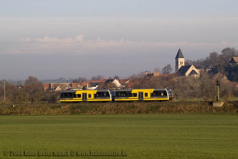 Hier ist der Sonderzug von Roleben nach Naumburg (Saale) Ost kurz vor Kleinjena unterwegs; 30.11.2008 (Foto: Hans-Peter Waack, bahnmotive.de)