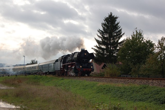 IGE Werrabahn 41 1144-9 mit dem RE 16591  Rotkppchen-Express II  von Eisenach nach Freyburg, am 25.10.2009 bei der Durchfahrt in Robach. (Foto: dampflok015)