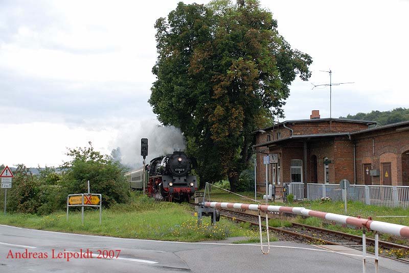 IGE Werrabahn 41 1144-9 mit dem  Rotkppchen-Express I  von Eisenach nach Freyburg, am 28.07.2007 bei der Durchfahrt in Kleinjena. (Foto: Andreas Leipoldt)
