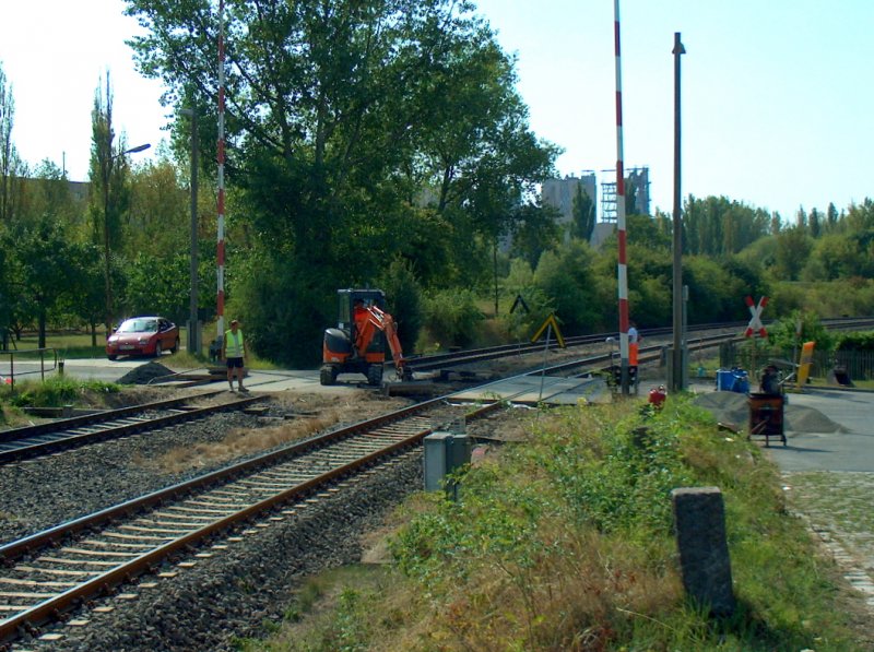 In der Nacht vom 26.08. auf den 27.08.2009 wurde das Gleis 2 in Karsdorf in Richtung Laucha neu gestopft. Danach fanden am Vormittag auch Bauarbeiten am Bahnbergang neben dem Stellwerk B3 statt.
