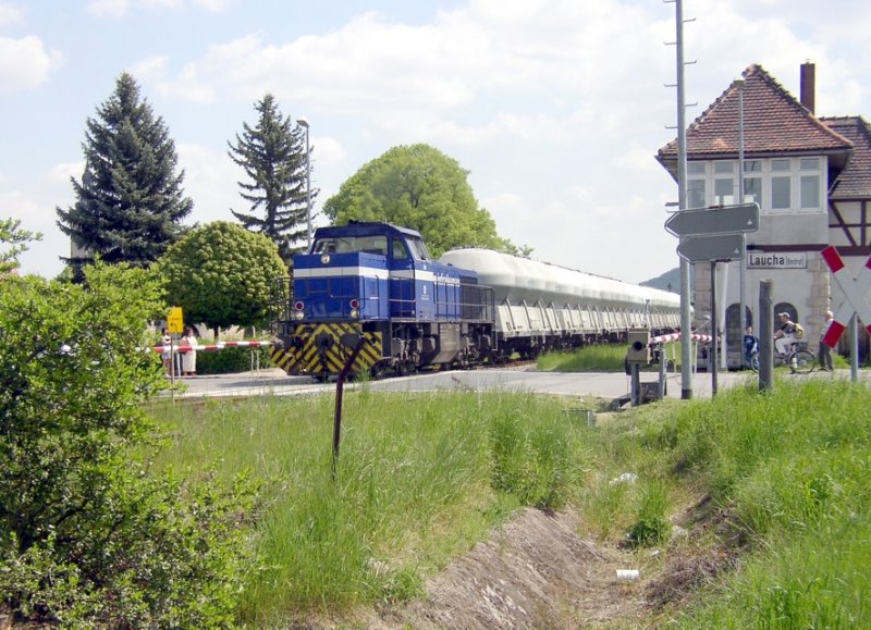 InfraLeuna 206 (275 806-8) mit leeren Zementkesselwagen nach Karsdorf, beim passieren des Stellwerks Lw in in Laucha; 07.06.2008 (Foto: Klaus Pollmcher)